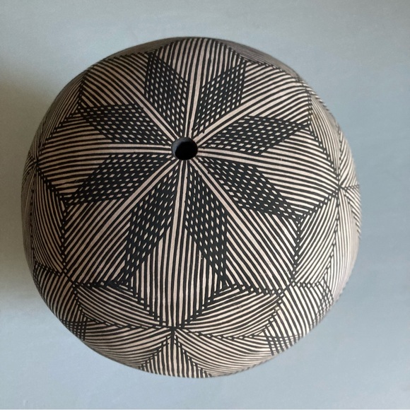 Vintage Acoma New Mexican Pottery Signed Seed Pot - Picture 2 of 7